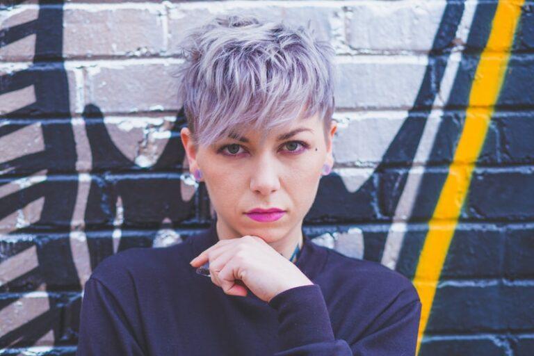 mujer con pelo corto